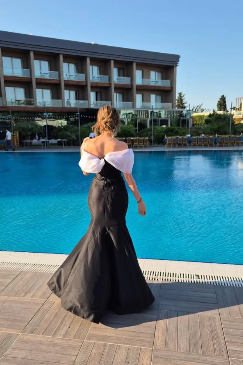 Abiti da ballo in organza bianca Annie Abiti da sera in raso sottile nero Abiti da festa di nozze sexy con spacco laterale con spalle scoperte