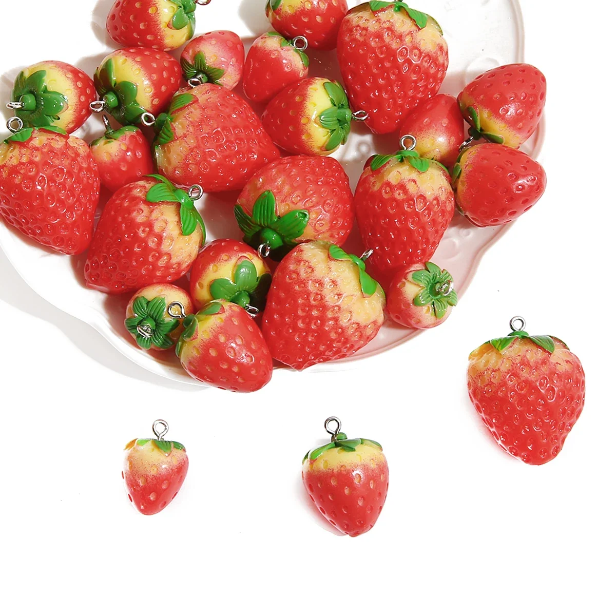 2 szt. Truskawka owoce żywica miniaturowe jedzenie dostaw sztuki koraliki zawieszki do tworzenia biżuterii DIY kolczyki bransoletka naszyjnik Craft — zdjęcie 2