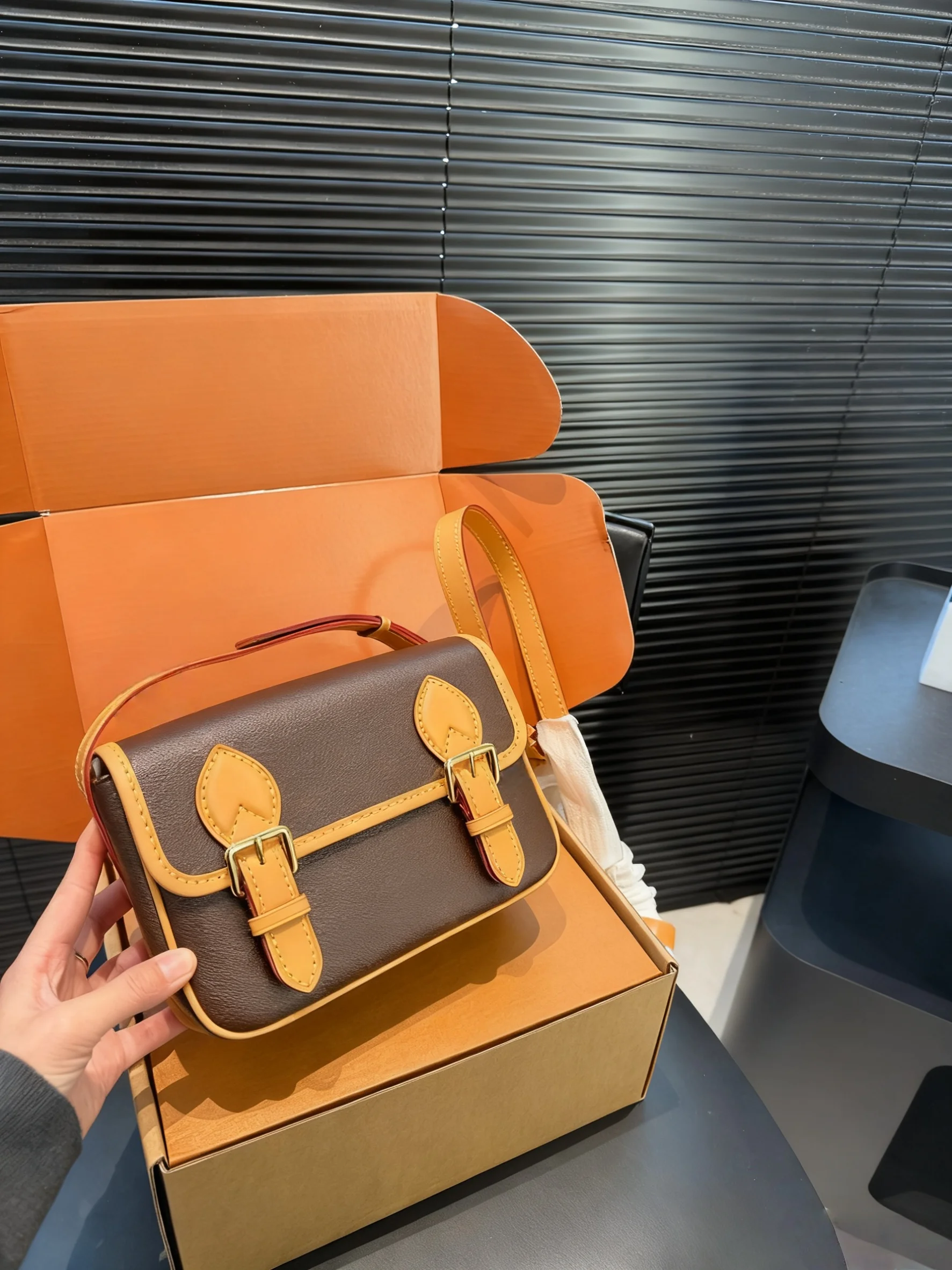 

2025 New SIZE: 20x15 CM Fashionable Versatile bags leather cherry Portable can be carried on the shoulder no boxes