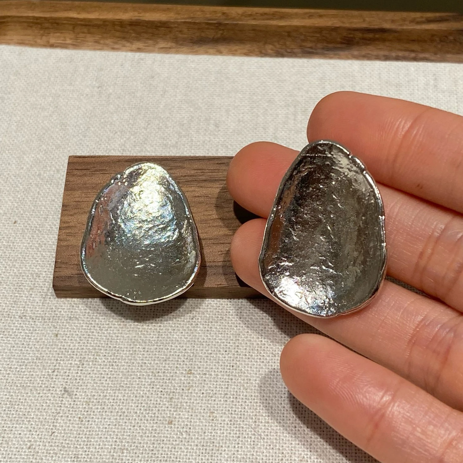 YAJUNIEL أقراط مطروقة مطلية بالذهب الأبيض للنساء أقراط نحاسية مضادة للحساسية على شكل عضوي #4