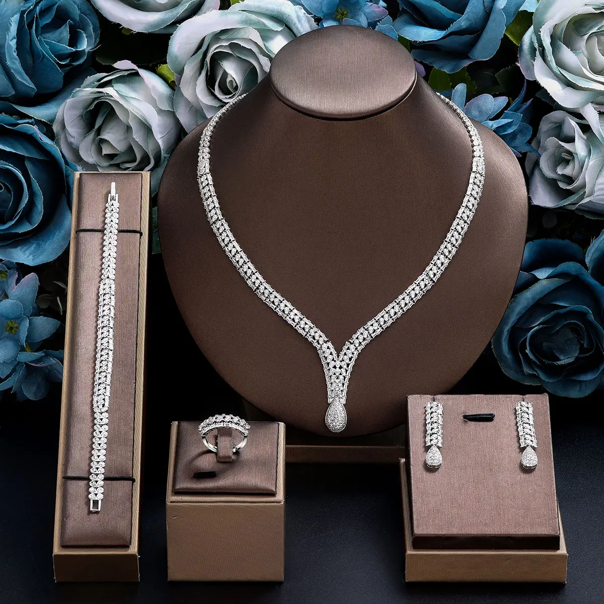 

Fashion 4-piece luxury jewelry chain geometric ring metal necklace bracelet earring ring women's jewelry set popular in Europe a