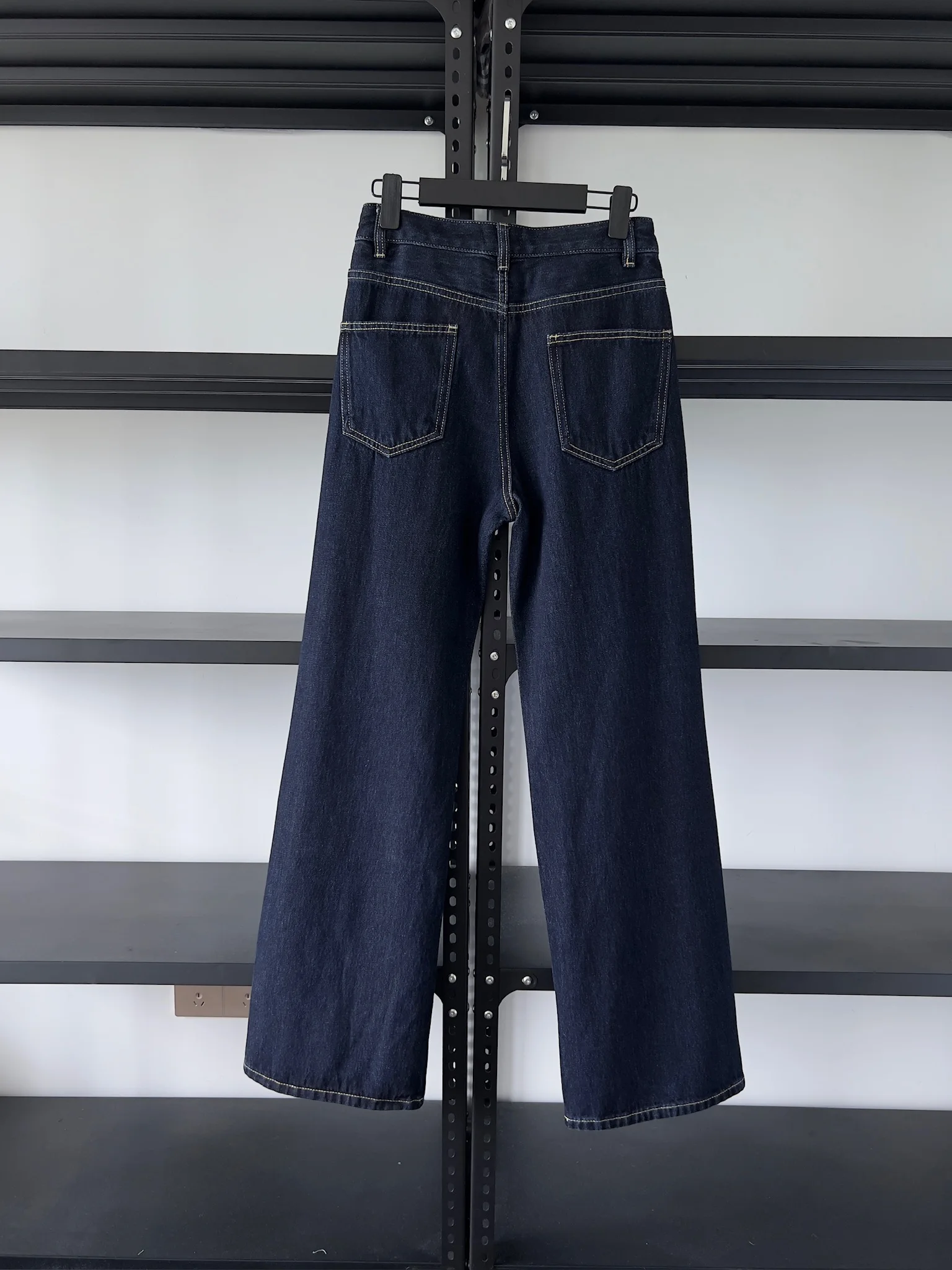 

2025 New Fashion Women Clothing Slim Fit Indigo Washed Pocket Vintage Gold Button Flared Jeans