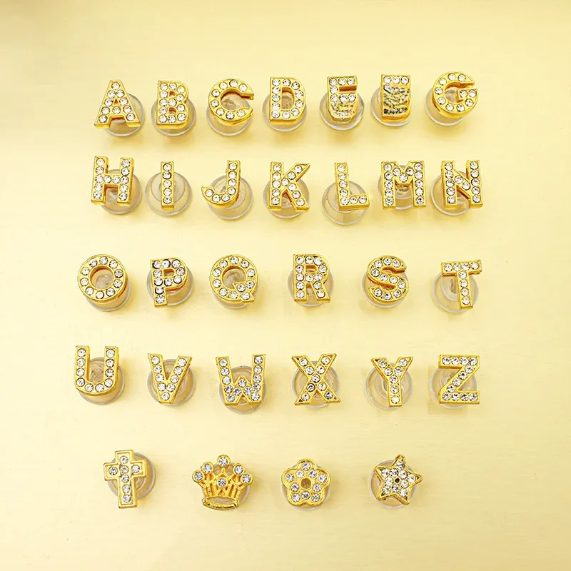 Breloques en alliage de diamants en cristal pour enfants, lettres dorées, accessoires de mode, chaussures en PVC souple, design de décoration, vente en gros, 1PC