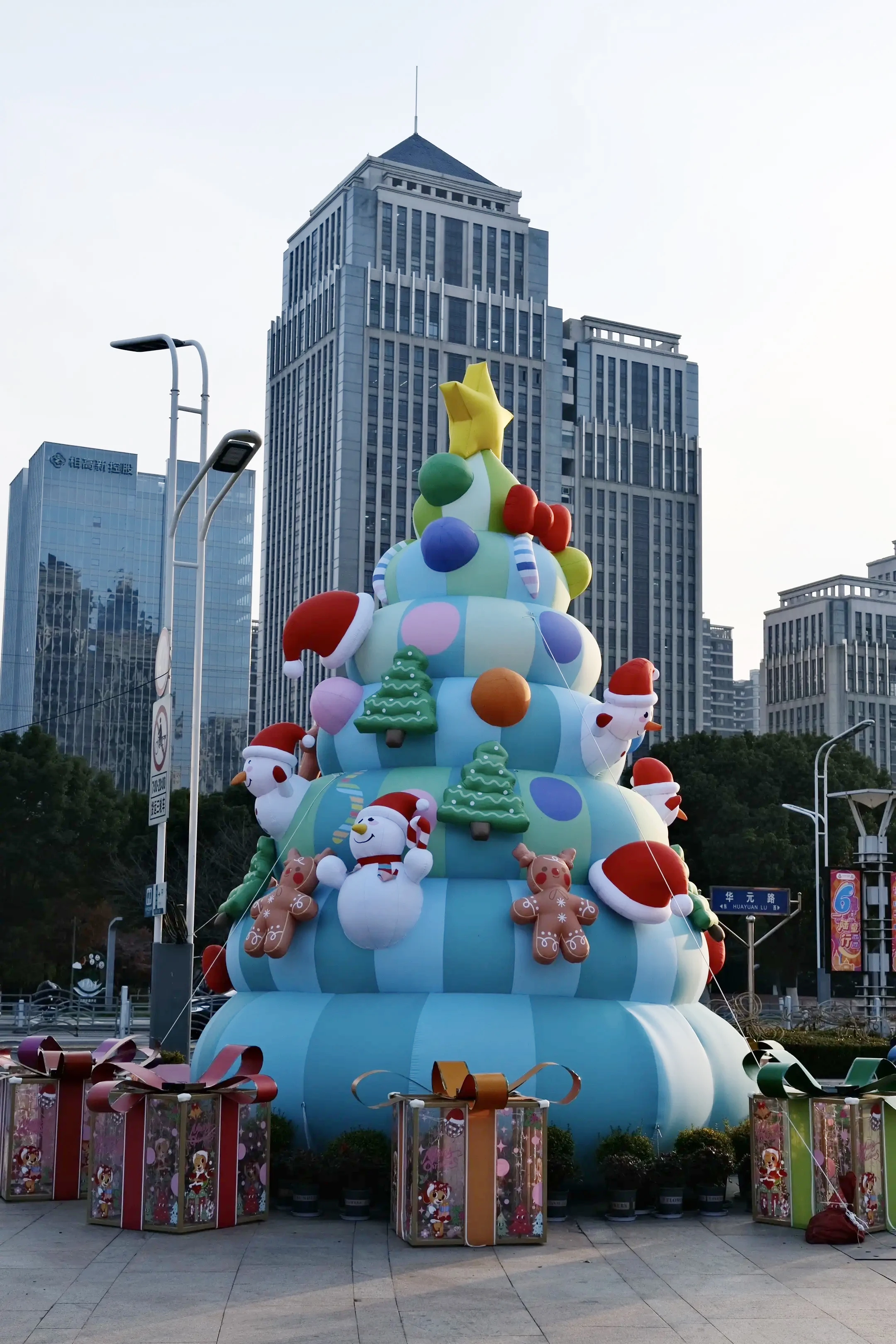 Giant Inflatable Christmas Tree Commercial Outdoor Decoration with Snowman Gingerbread for Mall Holiday Event Display