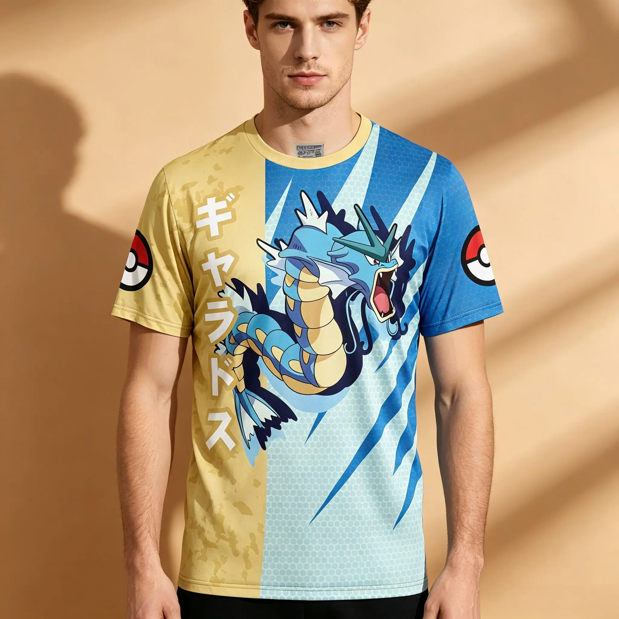 camiseta-masculina-com-estampa-de-anime-sublimada-em-dois-tons-estampa-de-pokemon-gyarados-pokeball-nas-mangas-kanji-japones-vertical-s