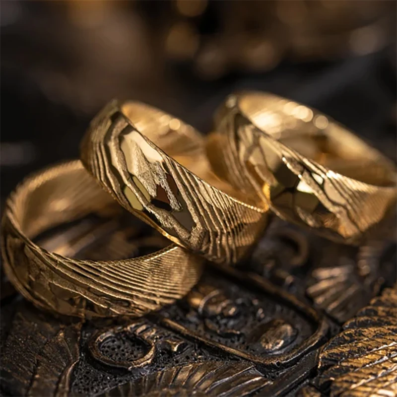 8 mm goldener Ring aus Damaszener Stahl, modischer Schmuck, gehämmert, Eheringe für Herren, hochwertige Verlobungs- und Versprechensringe, bequeme Passform – Detail 6
