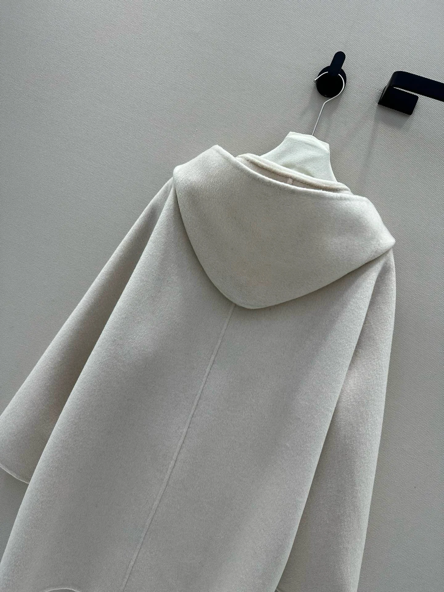 Manteau en cachemire fait main avec poches en peau de mouton, élégant