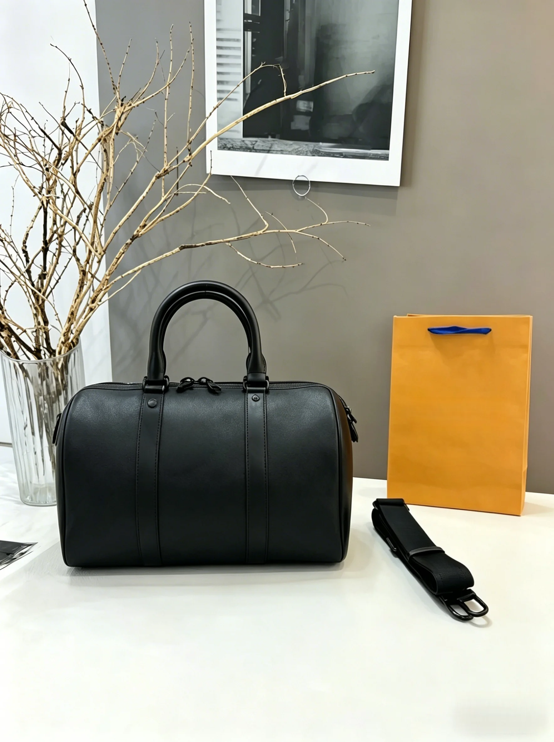 

Classic Travel Bag Women Men Modern Simple Large Capacity Bag Suitable Work Travel Size:35*21cm