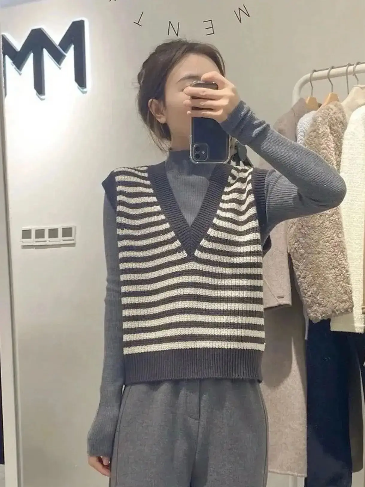 Elegant sequined striped knit sweater vest