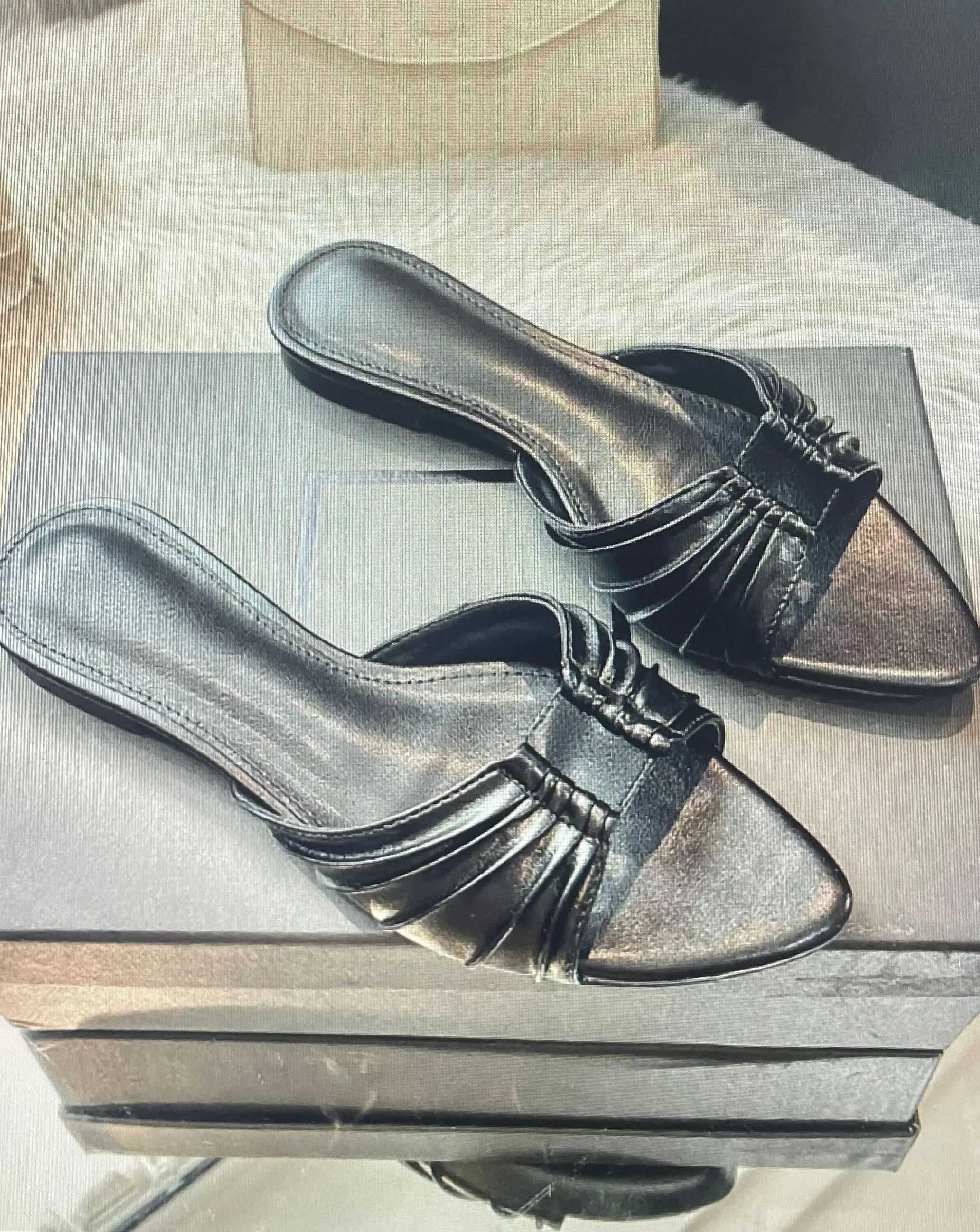 

2025 Summer Must-Have! Solid Color Leather Pointed Flat Slippers - Trendy & Comfy, Perfect for Home Lounging & Brunch Runs