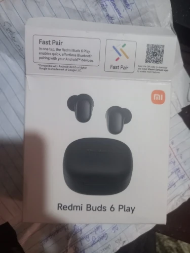 Xiaomi Redmi Buds 6 con su estuche de carga