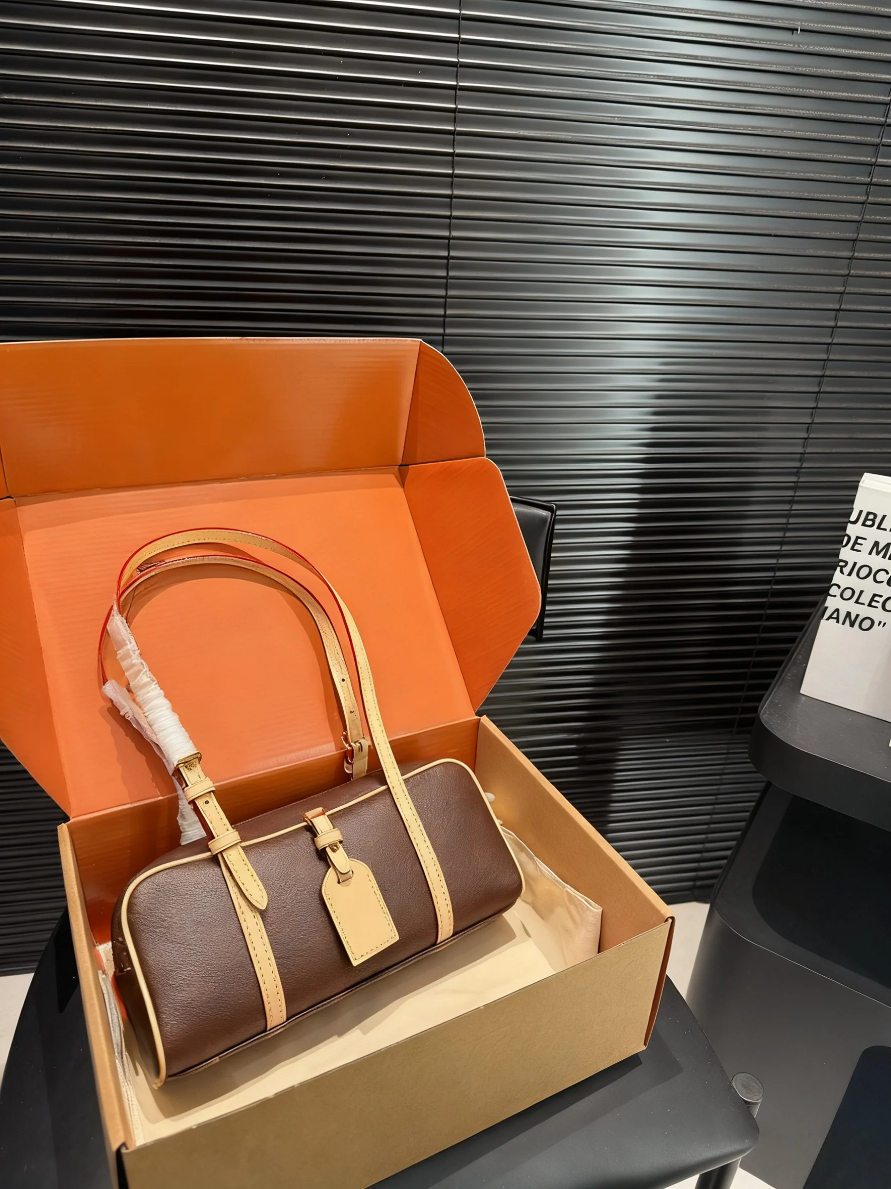 

2025 New SIZE: 26X11 CM Fashionable Versatile bags leather cherry Portable can be carried on the shoulder no boxes