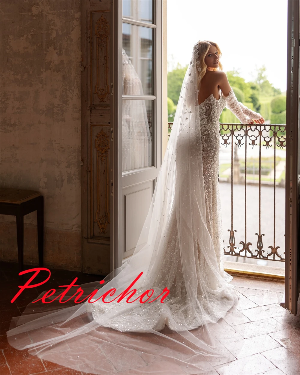 カスタマイズされた高品質ホワイトオーガンザストラップレスのウェディングドレス絶妙な取り外し可能なスリーブ長袖背中の開いたブライダルドレス