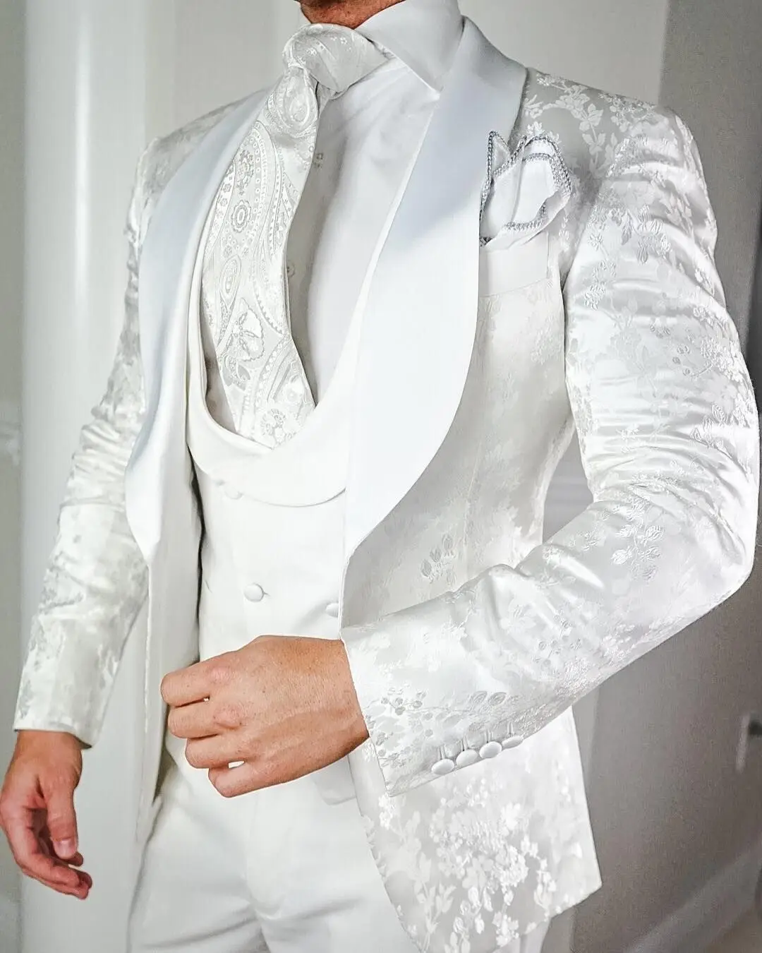 Esmoquin de boda Floral blanco para novio, trajes de hombre ajustados de 3 piezas con solapa de chal de satén, chaqueta de traje de moda masculina