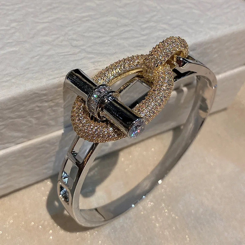 

Luxury Buckle Bangle Bracelet for Women – Gold Statement Jewelry with Sparkling Rhinestones