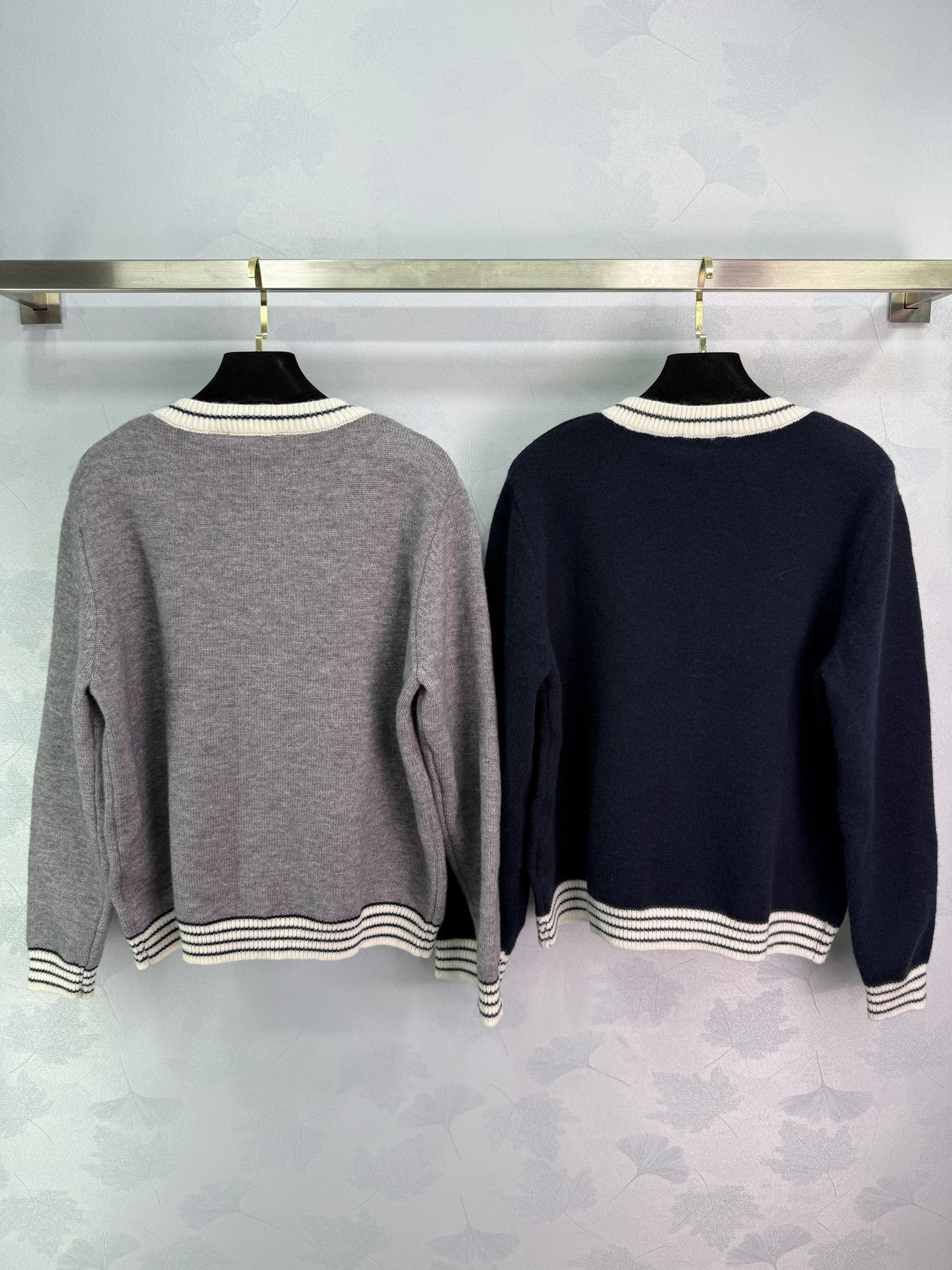 

Новый вязаный кардиган ранней осени 2025 года, серый и темно-синий цвет, вышивка букв 525