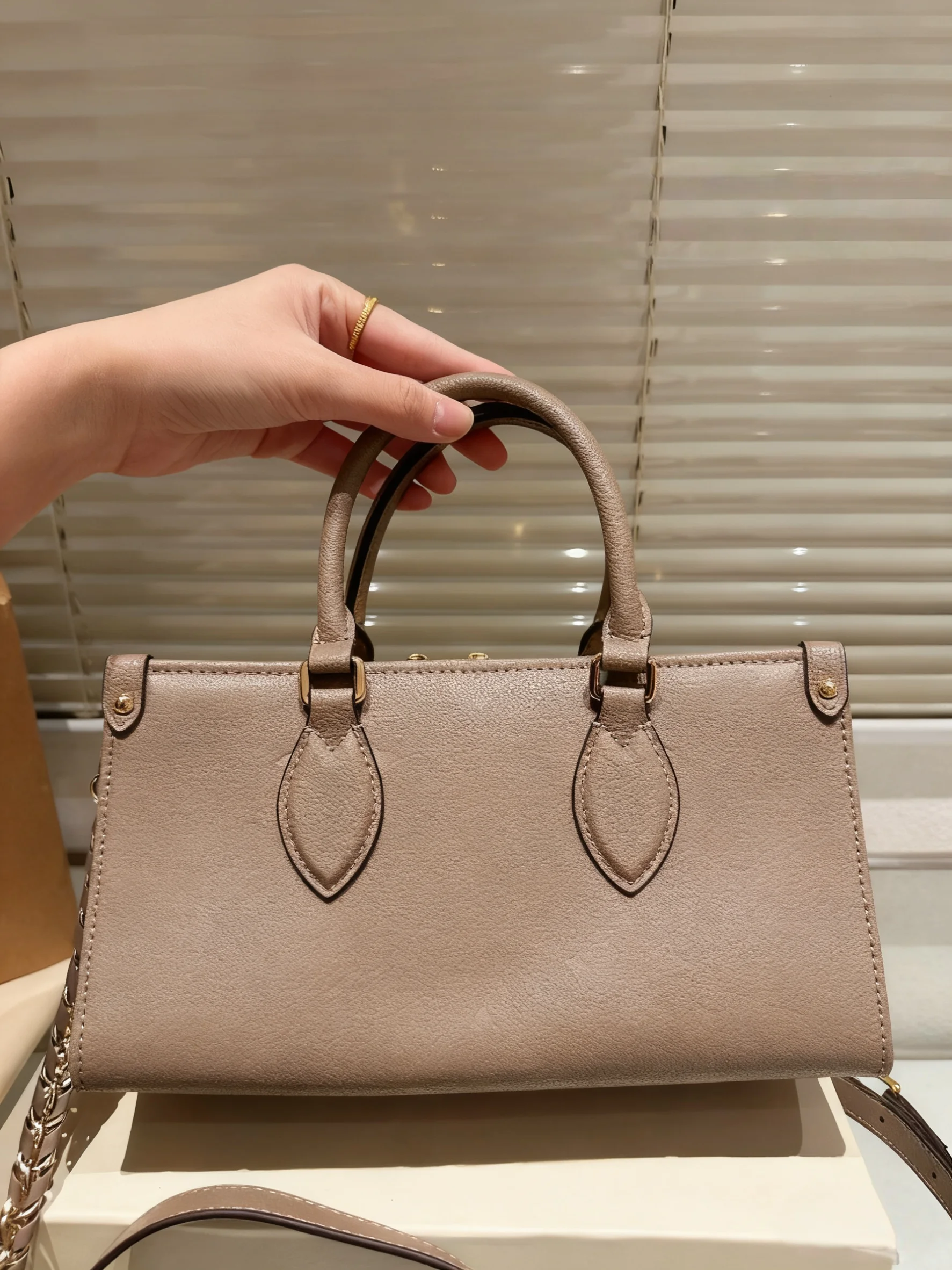 

2025 New SIZE: 24X16X10 CM Fashionable Versatile bags leather cherry Portable can be carried on the shoulder no boxes