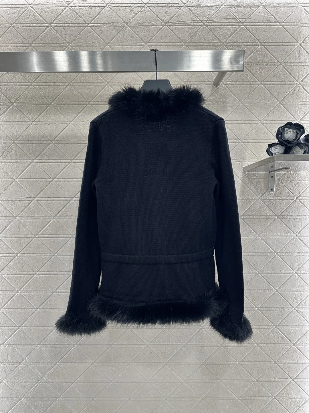 

Женская черная вязаная куртка с деталями из искусственного меха — роскошная и теплая, незаменимая для осенне-зимней одежды