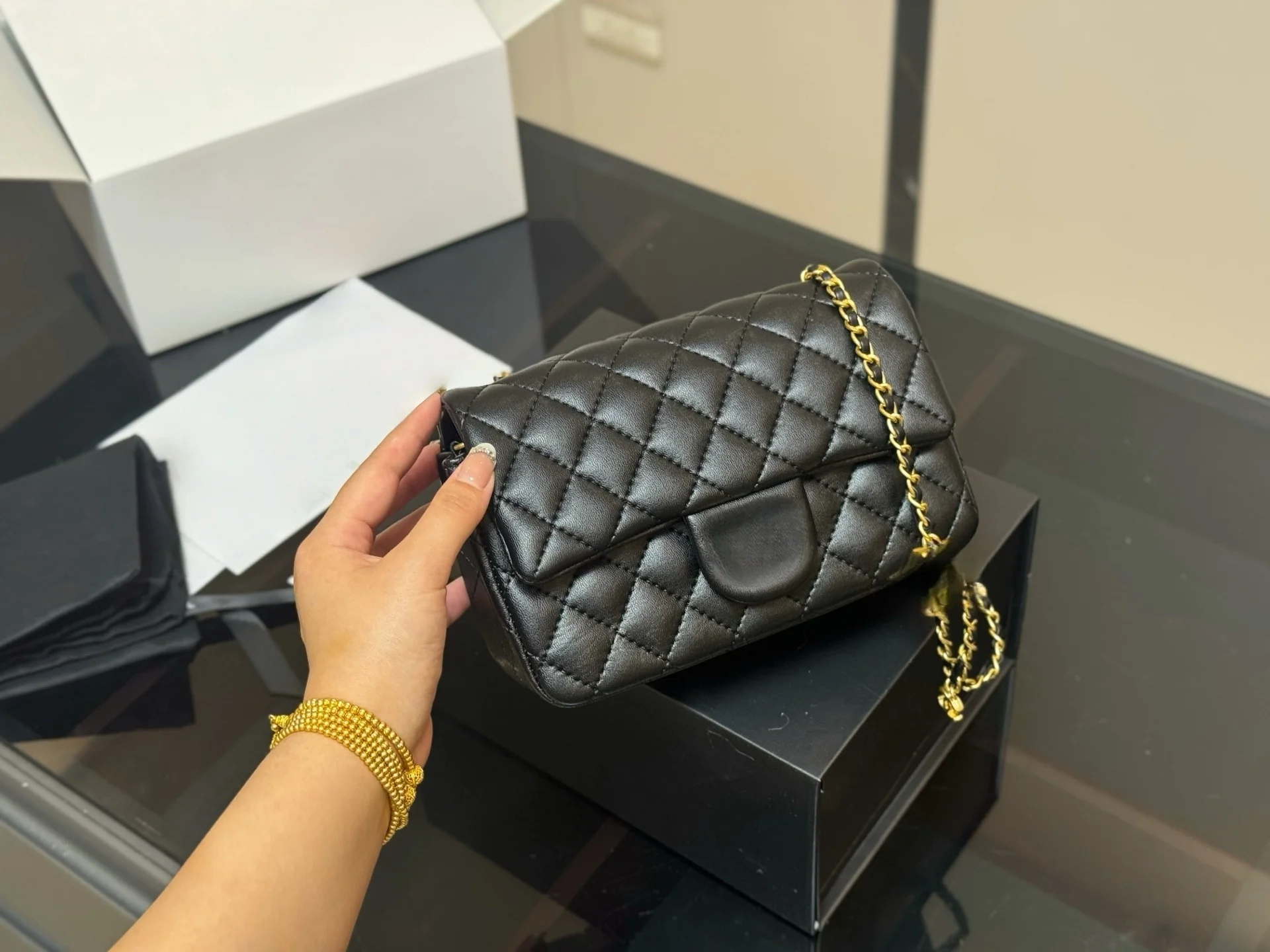 

2025 New SIZE: 20x12 CM Fashionable Versatile bags leather Portable Shoulder strap Hand-held no boxes