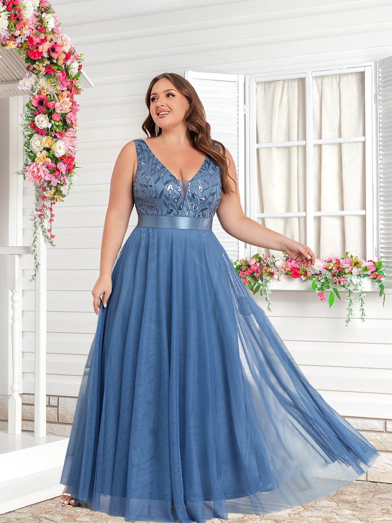 فستان شاش طويل أنيق بدون أكمام برقبة على شكل حرف V مع ترتر يسلط الضوء على مزاج الآلهة