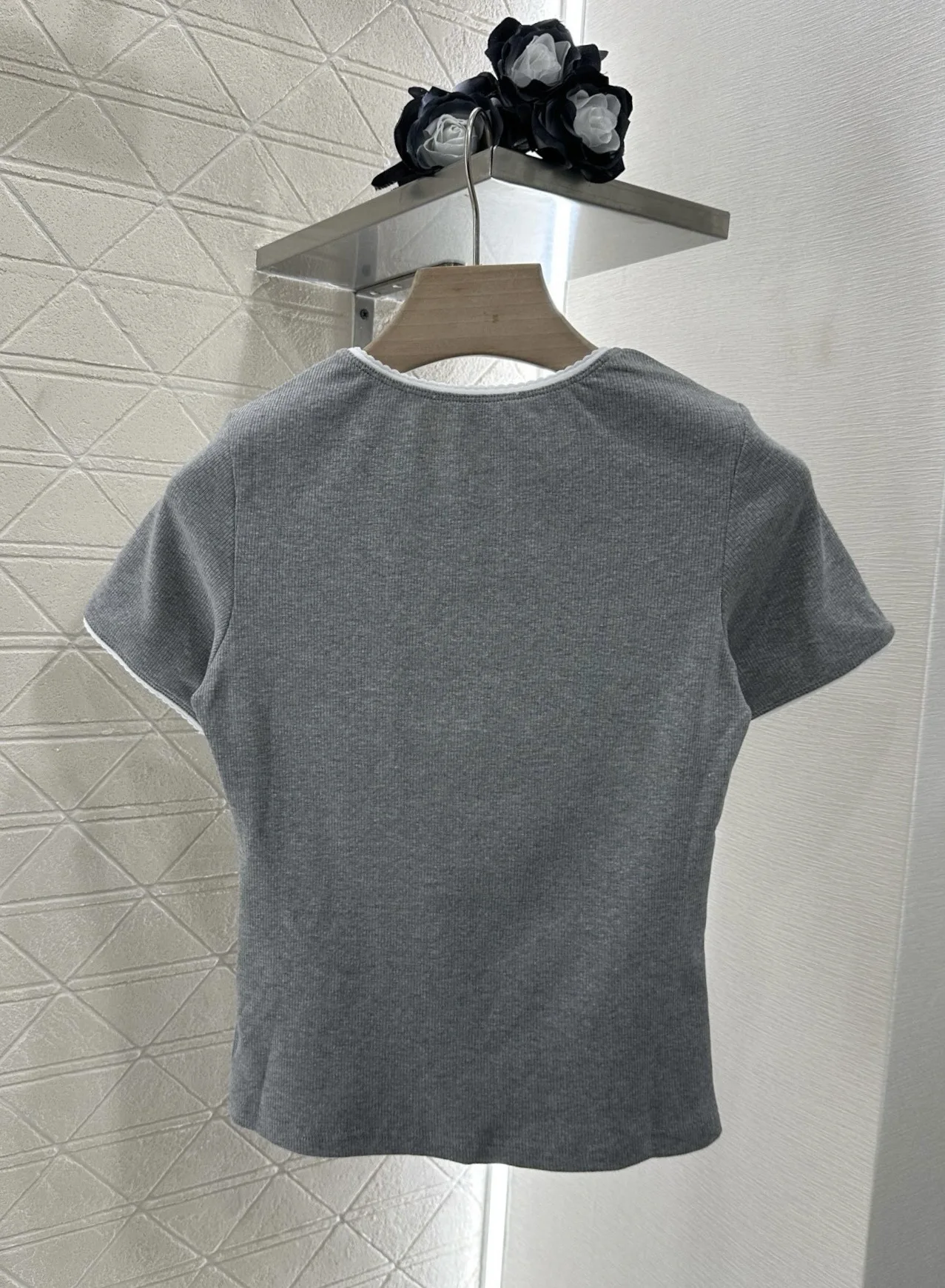 

2025 Новая модная универсальная утягивающая футболка, обтягивающая фигуру, хлопковая однотонная футболка с короткими рукавами