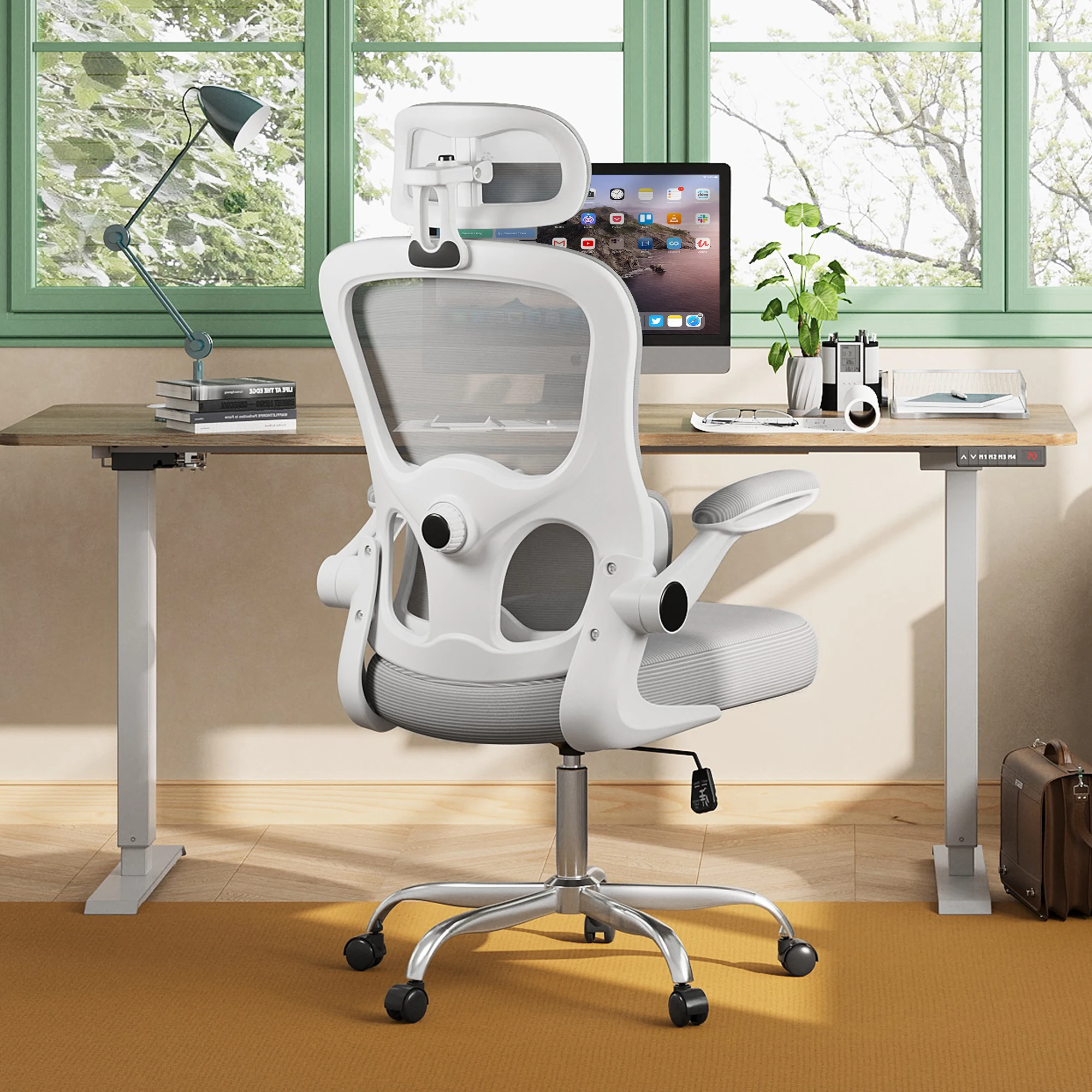 Chaise de bureau ergonomique blanche de milieu de gamme avec dossier en maille respirante et accoudoirs réglables et pliables ; idéale pour les bureaux à domicile, les salles d'étude et l'utilisation d'ordinateurs.