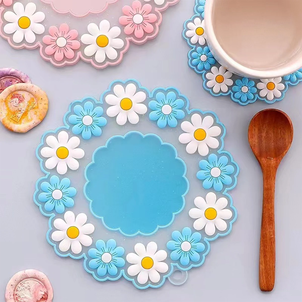 

Силиконовые подставки для чашек в форме цветка, 1 шт., подставки из ПВХ, подставки для напитков с узором ромашки, круглые подставки диаметром 10 см, красивые подставки для чашек, синие, с узором в виде пи-пи-пи.