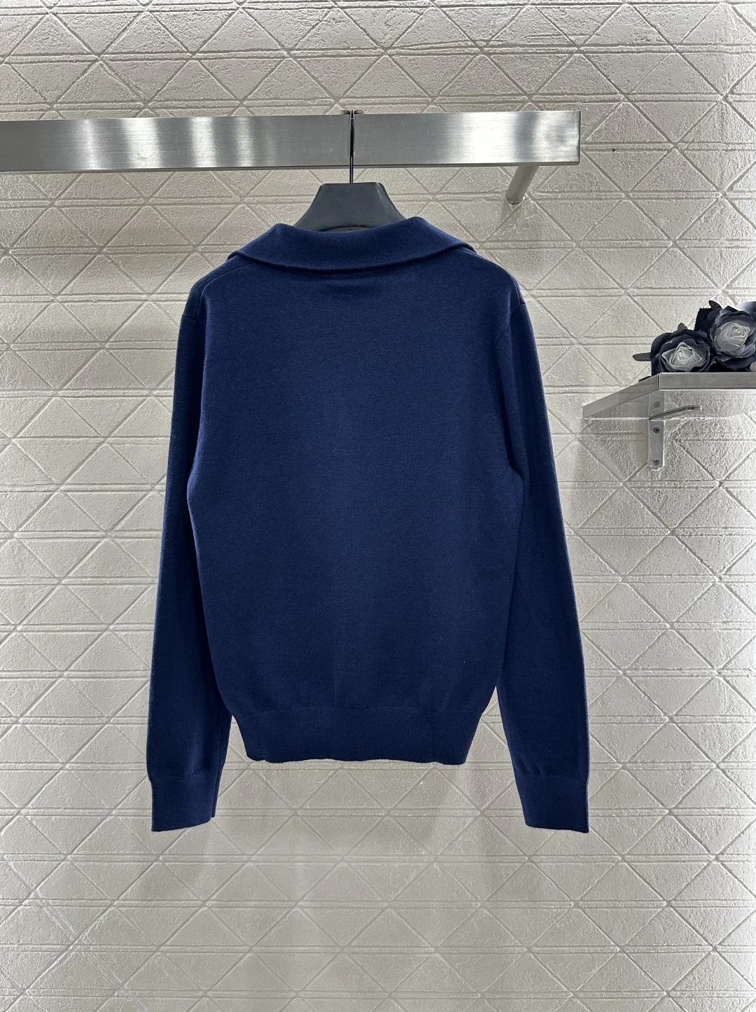 

2025 Новый продукт Вязаный топ с длинными рукавами на крючках и цветочным принтом, полуоткрытая V-образная полуоткрытая юбка из шерстяной пряжи 481