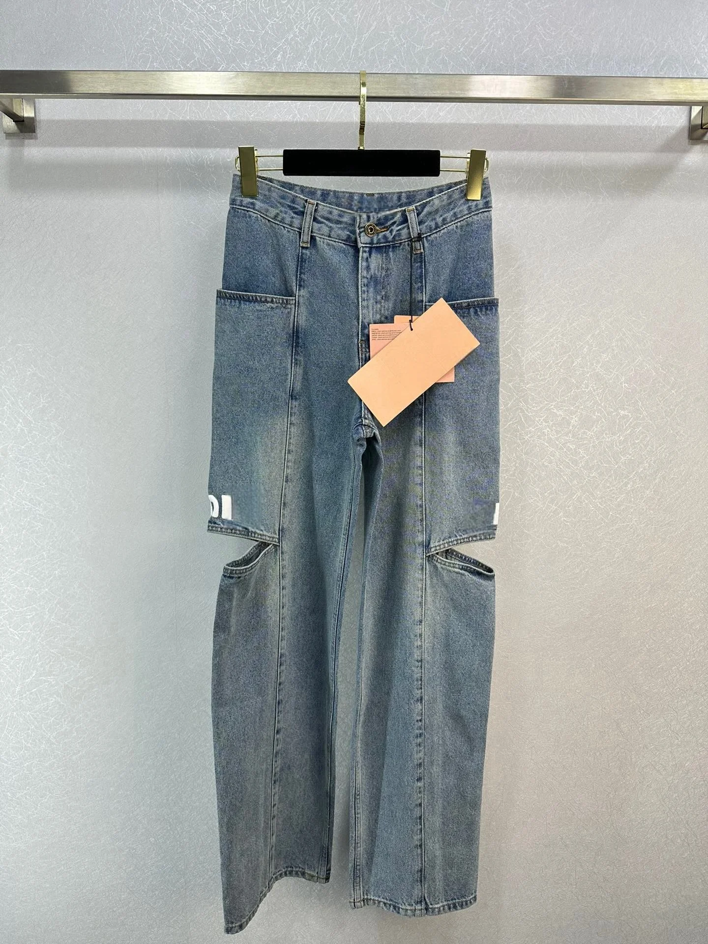 جينز ممزق بسيط 2025، عصري وبسيط ومتعدد الاستخدامات، لا يخرج تاريخًا