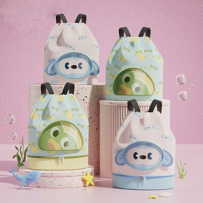 

Милая мультяшная детская сумка для плавания из ЭВА – заботливый спутник для летних прогулок вашего малыша. Дизайн с разделением на сухую и влажную зоны + независимое отделение для обуви, позволяющее хранить мокрые купальники, грязные тапочки и чистую одеж