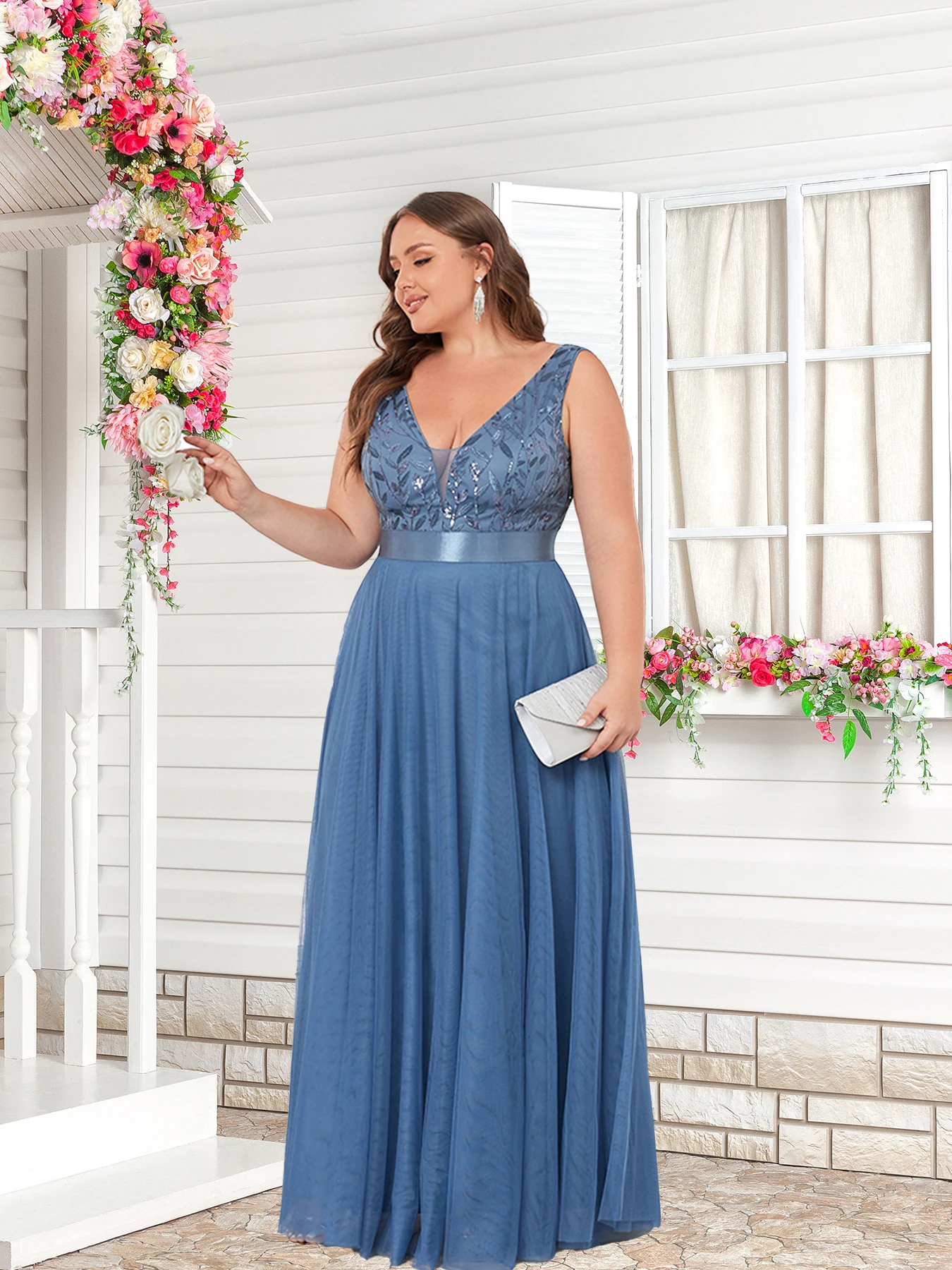 فستان شاش طويل أنيق بدون أكمام برقبة على شكل حرف V مع ترتر يسلط الضوء على مزاج الآلهة