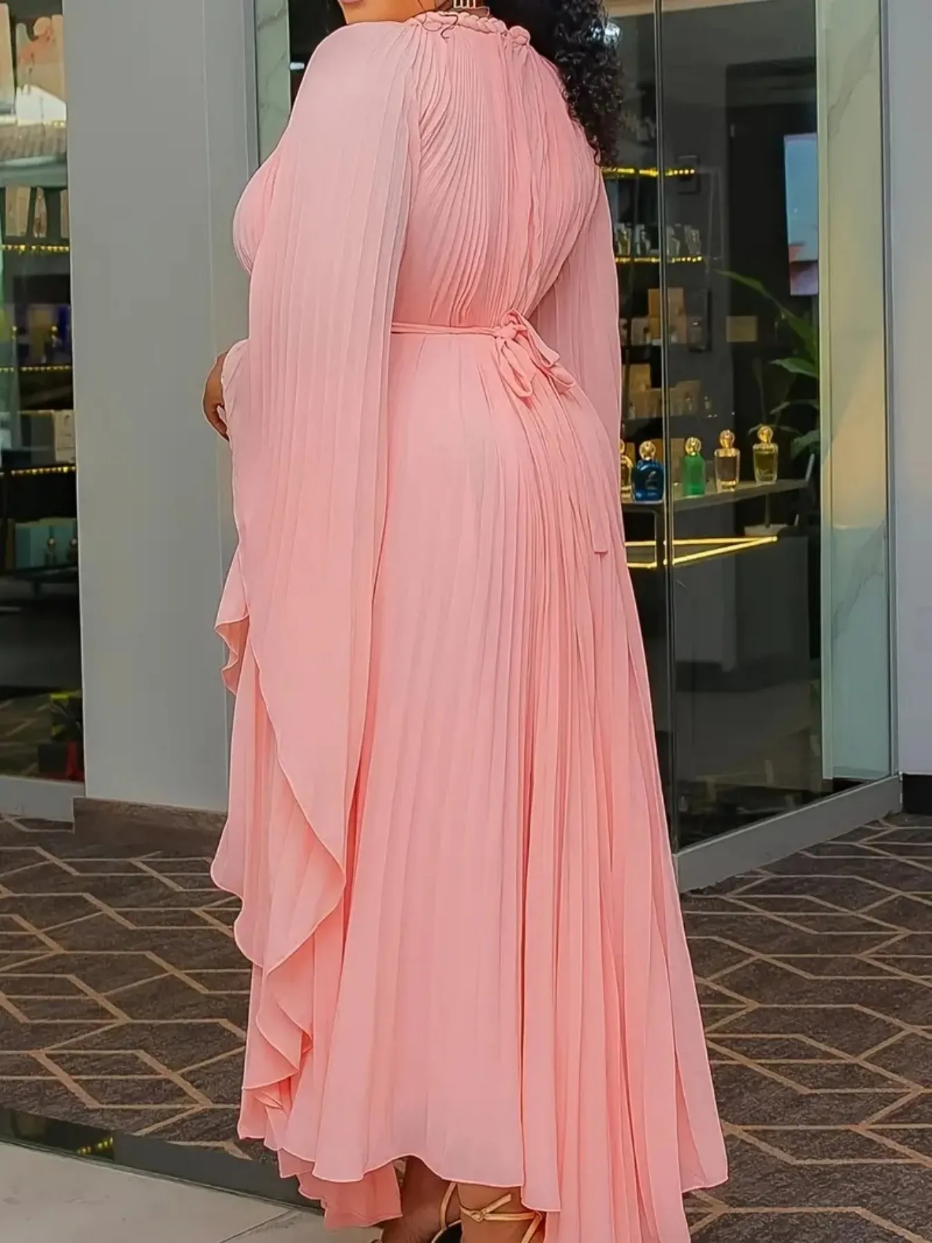 

Гости свадьбы больших размеров, розовое длинное платье в форме летучей мыши с круглым вырезом и длинными рукавами, плиссированное и неравномерным подолом