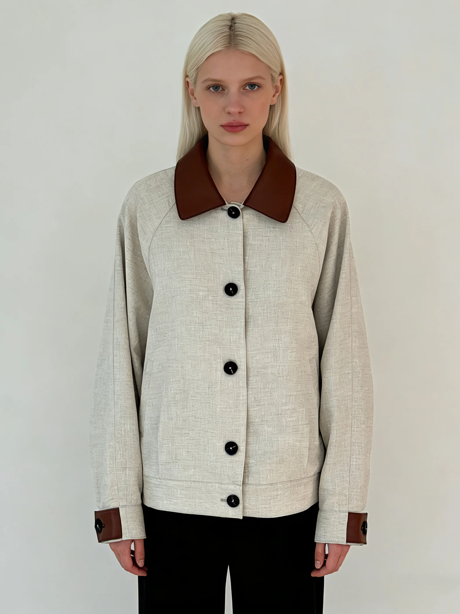 

Женская бежевая куртка из 100% льна с коричневым воротником из искусственной кожи на пуговицах и рукавами реглан