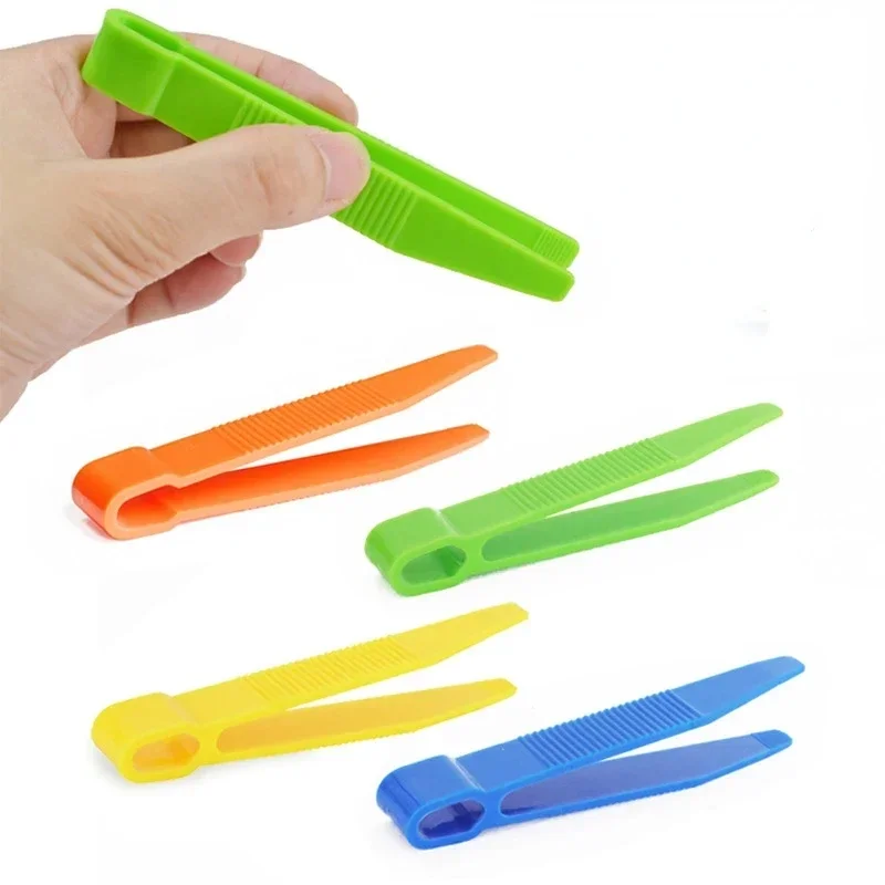 10 sztuk dziecięce akcesoria do treningu drobnego ruchu pęsety pęsety z płaskim łbem kolorowy klips plastikowe pęsety zabawki dla dzieci — zdjęcie 2