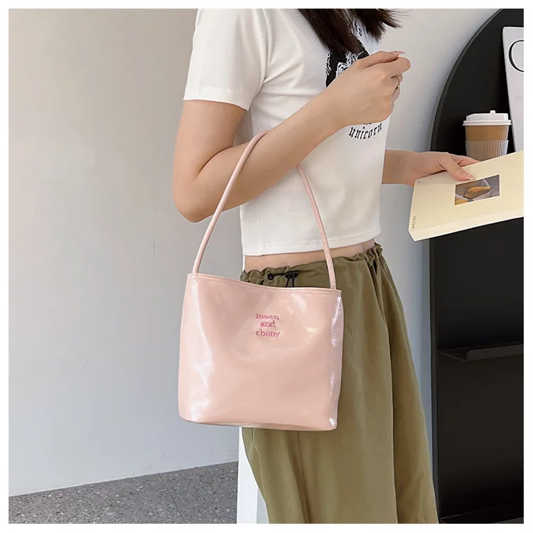 Borsa a tracolla ascellare in Nylon ricamato a farfalla Y2K borsa a secchiello portatile con lettera di nicchia della corea del sud borsa a mano da donna