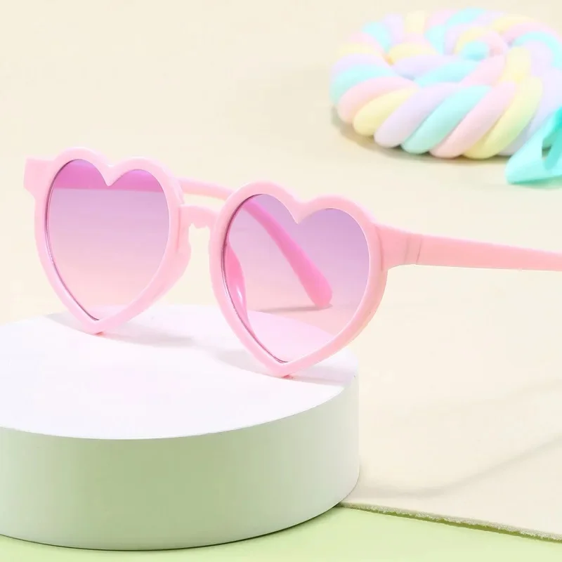 Nowe urocze dziewczęta dla dzieci Little Love noszą okulary przeciwsłoneczne z filtrem przeciwsłonecznym i ochroną UV. Modne okulary chłopięce — zdjęcie 2
