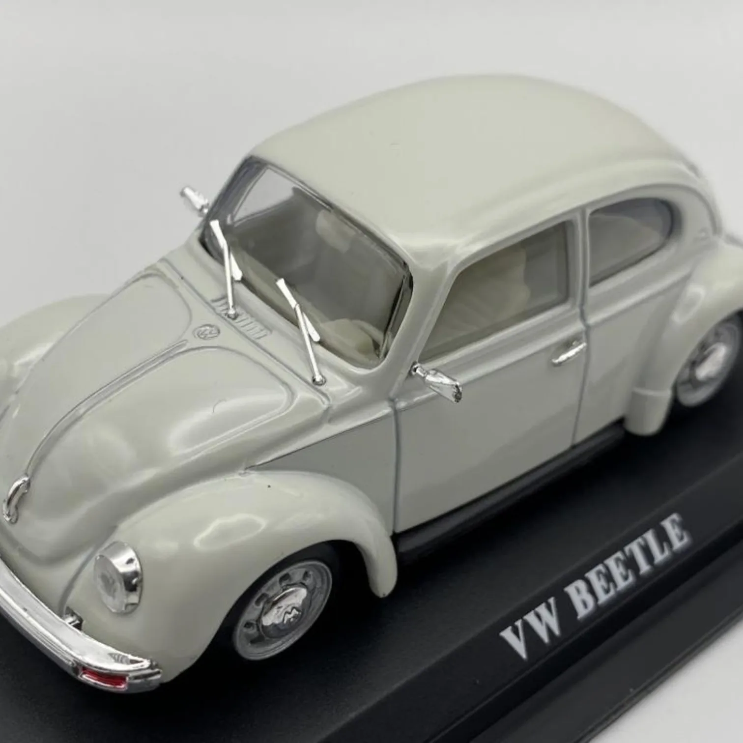 Delprado, Beetle, une voiture classique allemande compacte qui représente un morceau de l'histoire automobile, échelle 1:43, miniature en métal moulé sous pression, collection de voitures Universal Hobbies, sans emballage, emballage en blister froissé, base d'identification du modèle