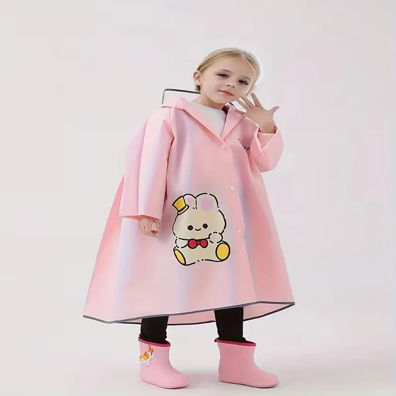 

Детский дождевик на молнии, подходящий для учащихся начальной школы, можно носить с рюкзаком. Дождевик-пончо с мультяшным принтом.