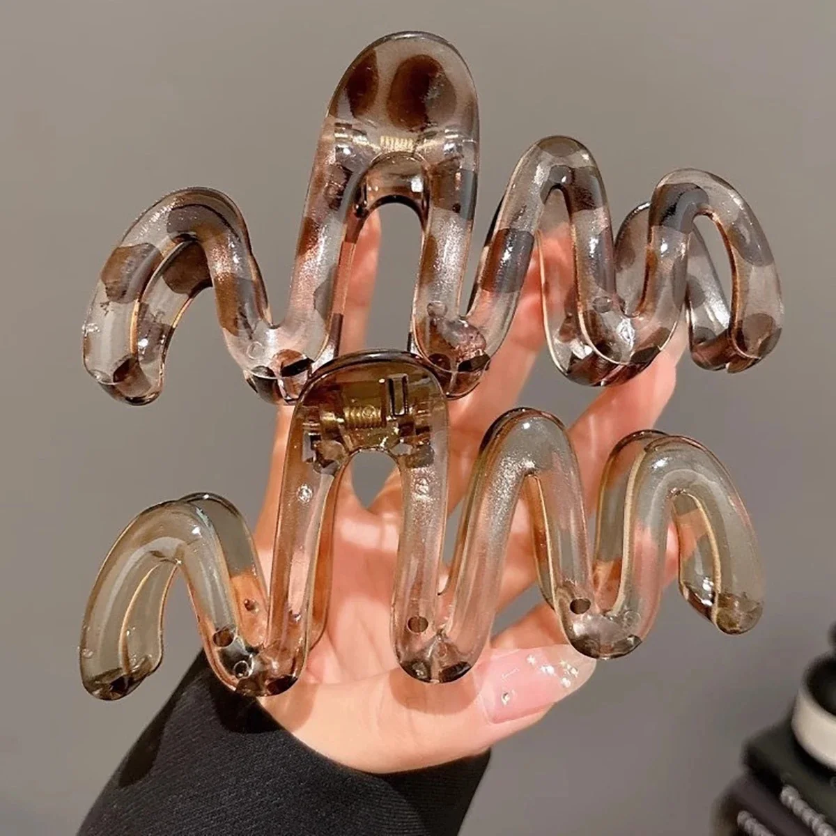 Grande pince à cheveux en plastique léger ondulé Y2K pour femmes, marron ambre brillant, élégante et minimaliste