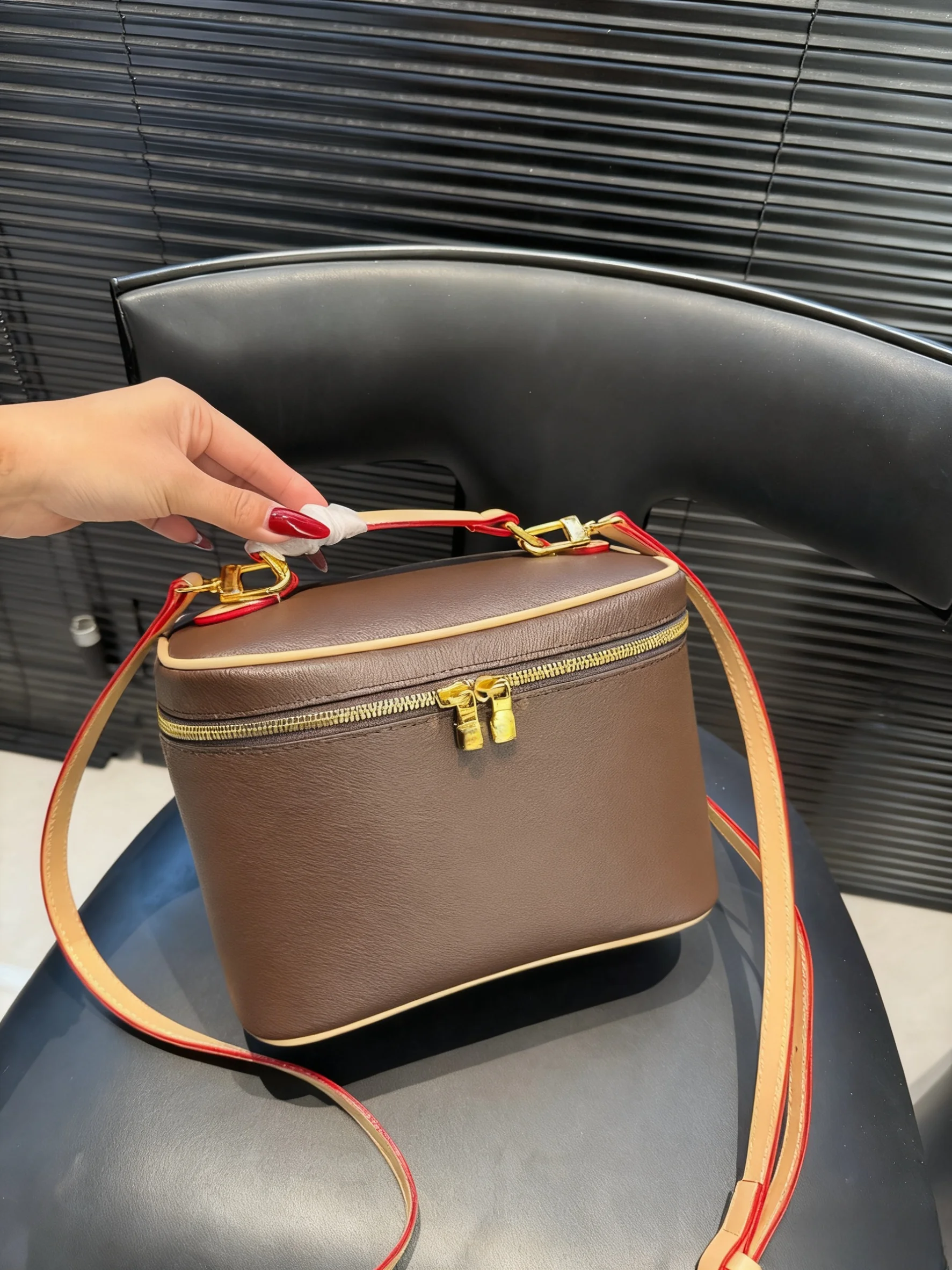 

2025 New SIZE: 29X19-23X16-18X12-14X10 CM Fashionable Versatile bags leatherPortable no boxes