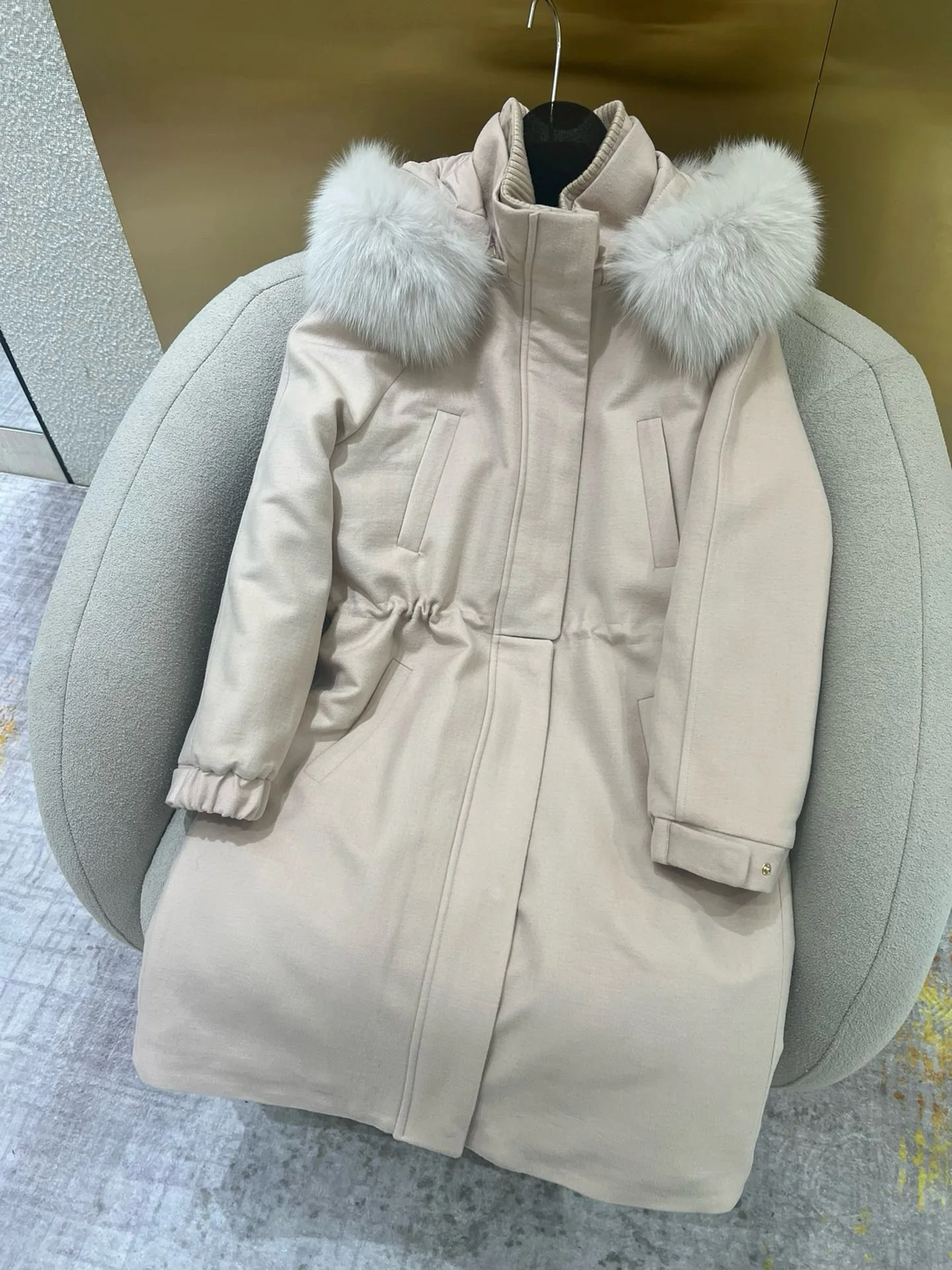 

Роскошный осенне-зимний женский пуховик