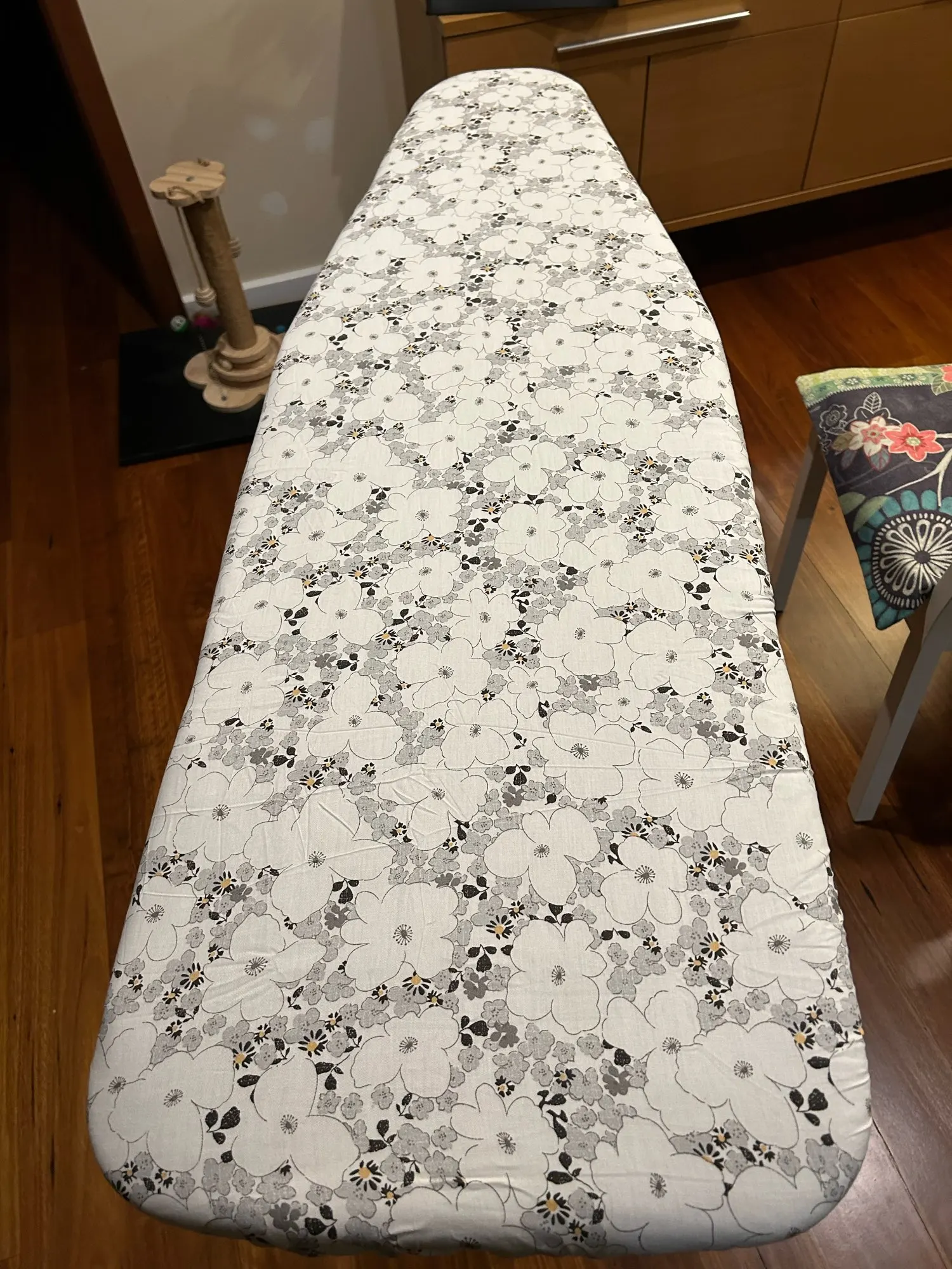 MZXcuin Ironing Board Covers (140x50 cm) Drawstring Tightening with Thick Felt Padding, Easy Fit, Scorch Resistant photo review