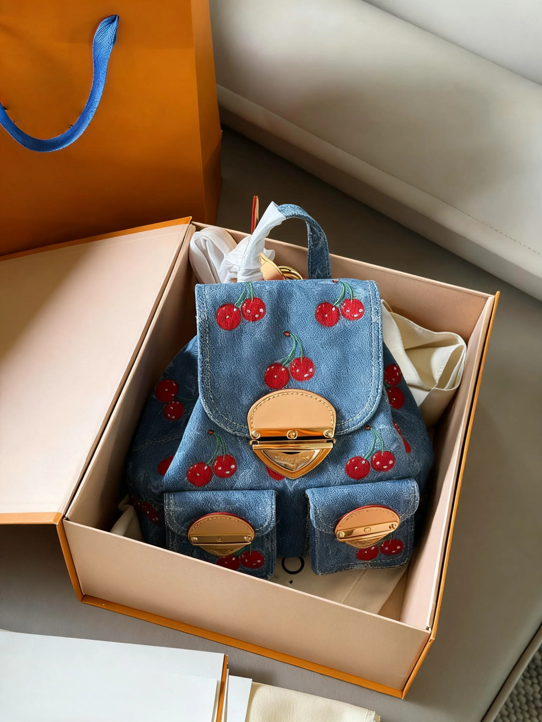 

2025 Новый джинсовый рюкзак 20x20 см. Модные универсальные сумки из кожи вишни. Портативный можно носить на плече.