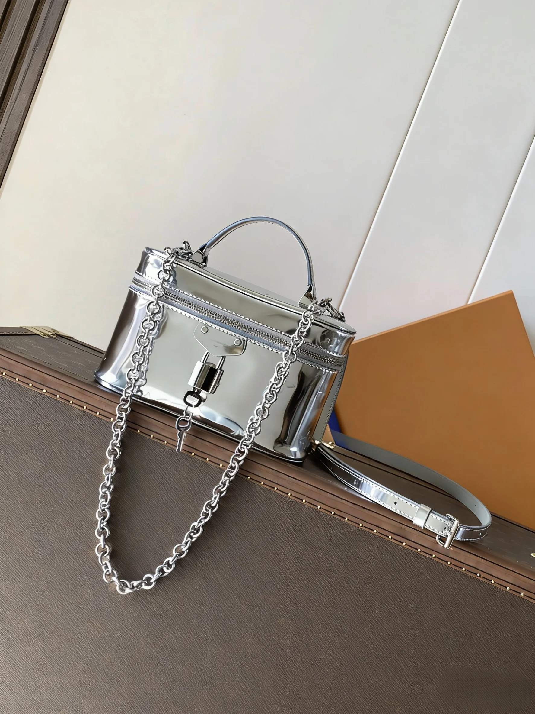 

2025 New SIZE: 11.5x6.5x19 CM real leather high quality Fashionable Versatile bags Portable shoulder no boxes