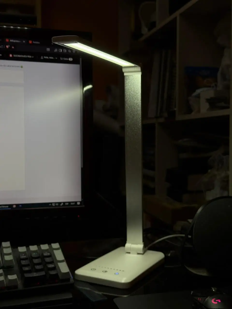 3-in-1 LED Schreibtischlampe: Kabelloses Laden, Augenschutz & Modernes Design
