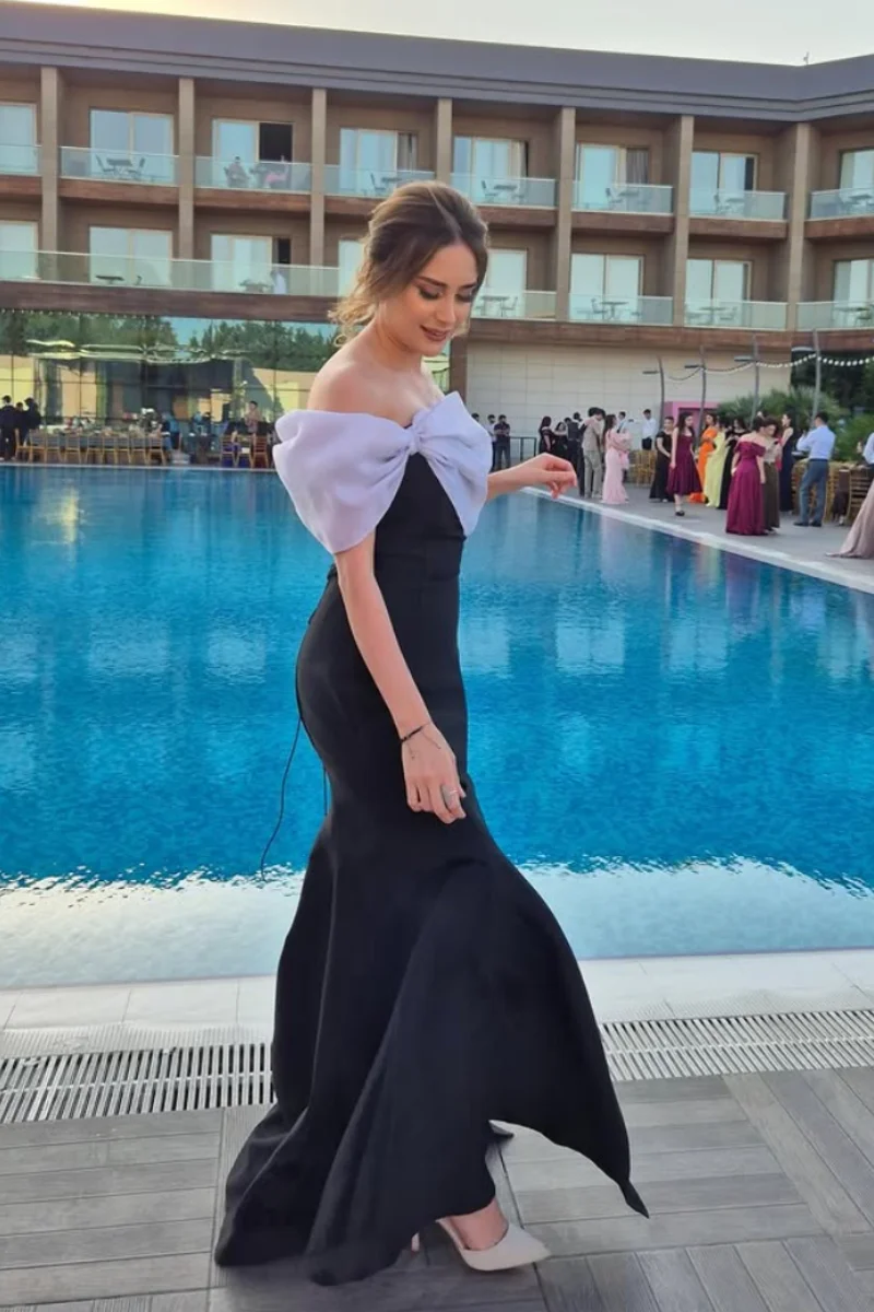 Abiti da ballo in organza bianca Annie Abiti da sera in raso sottile nero Abiti da festa di nozze sexy con spacco laterale con spalle scoperte