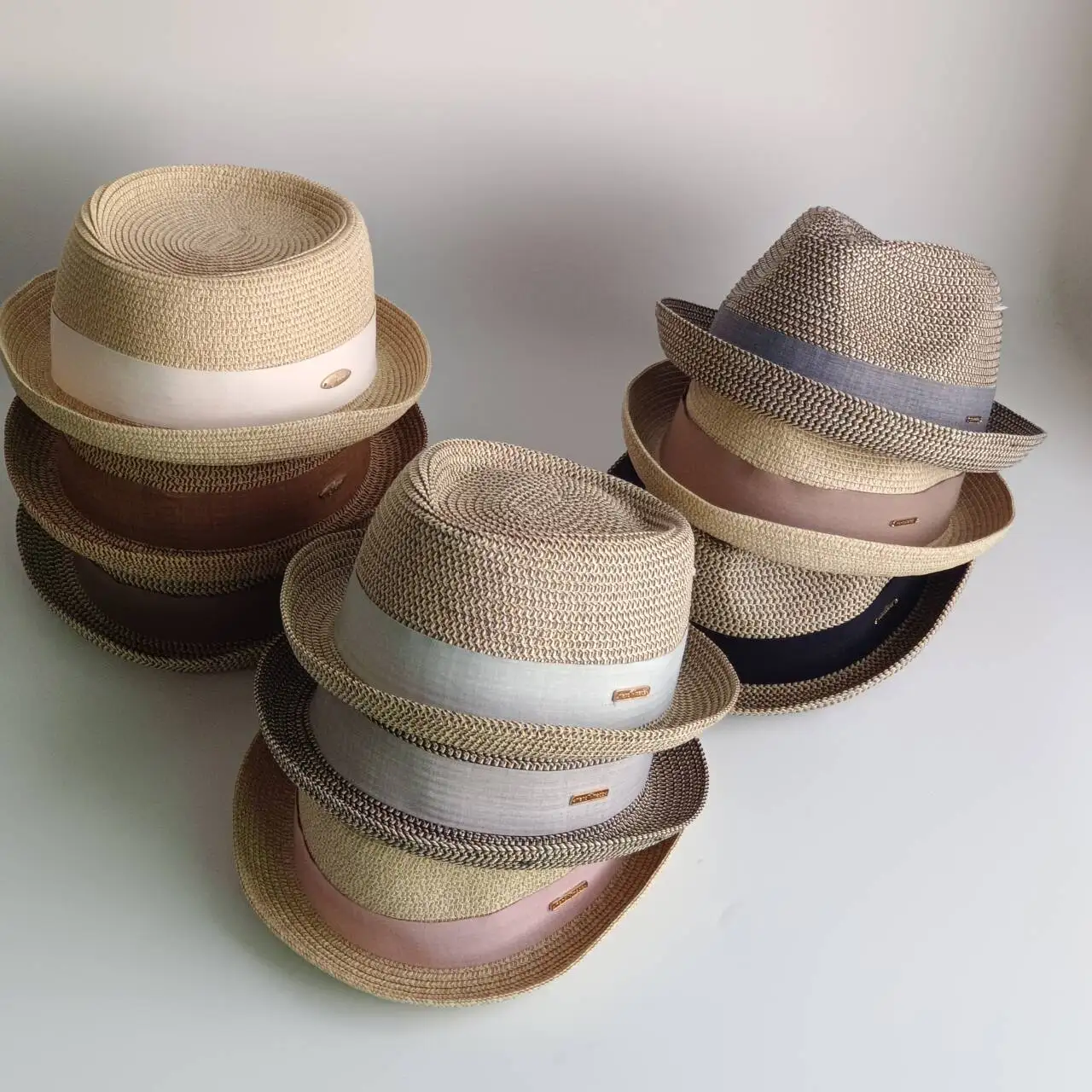 Men Women Vintage Hollow Weave Straw Fedora Cap Classic Short Curved Brim Sun Hat Multiple Color Ribbon Metal Logo Decor Outdoor