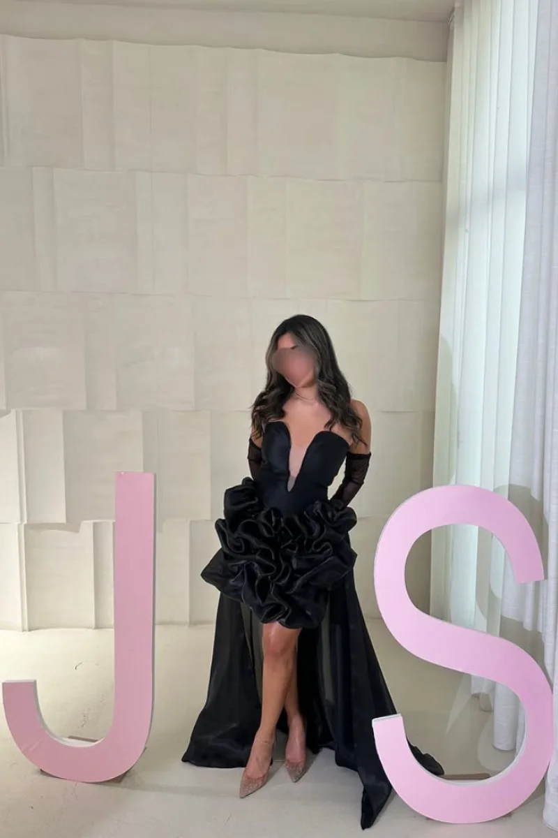 فساتين سهرة من الساتان المكشكش من Jessica باللون الأسود خارج الكتف فساتين حفلة موسيقية قصيرة رائعة فساتين حفلات الأميرات حسب الطلب