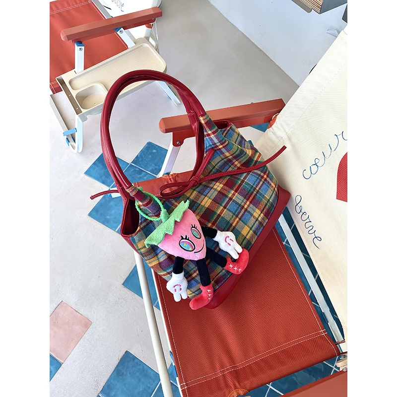 ELFSACK 2025 Herbst Neue Ankunft Nette Große Augen Erdbeere Plüsch Dekor Tasche Charme Schlüsselbund Für Frau