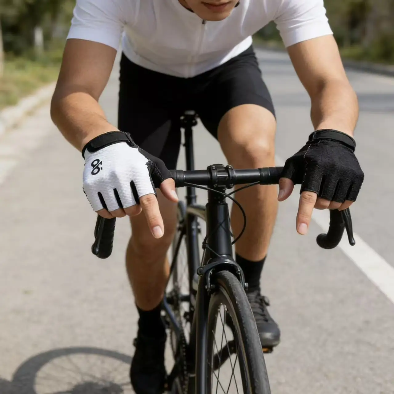 

Summer half-finger cycling gloves, sporty elastic, breathable, slip-resistant, thick palm padding.